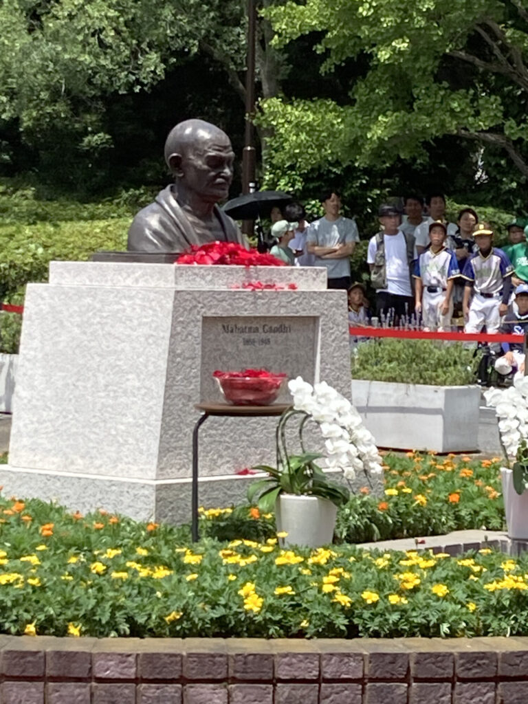 西葛西の新田6号公園にガンジー像が設置されました！｜ベイちばinfo