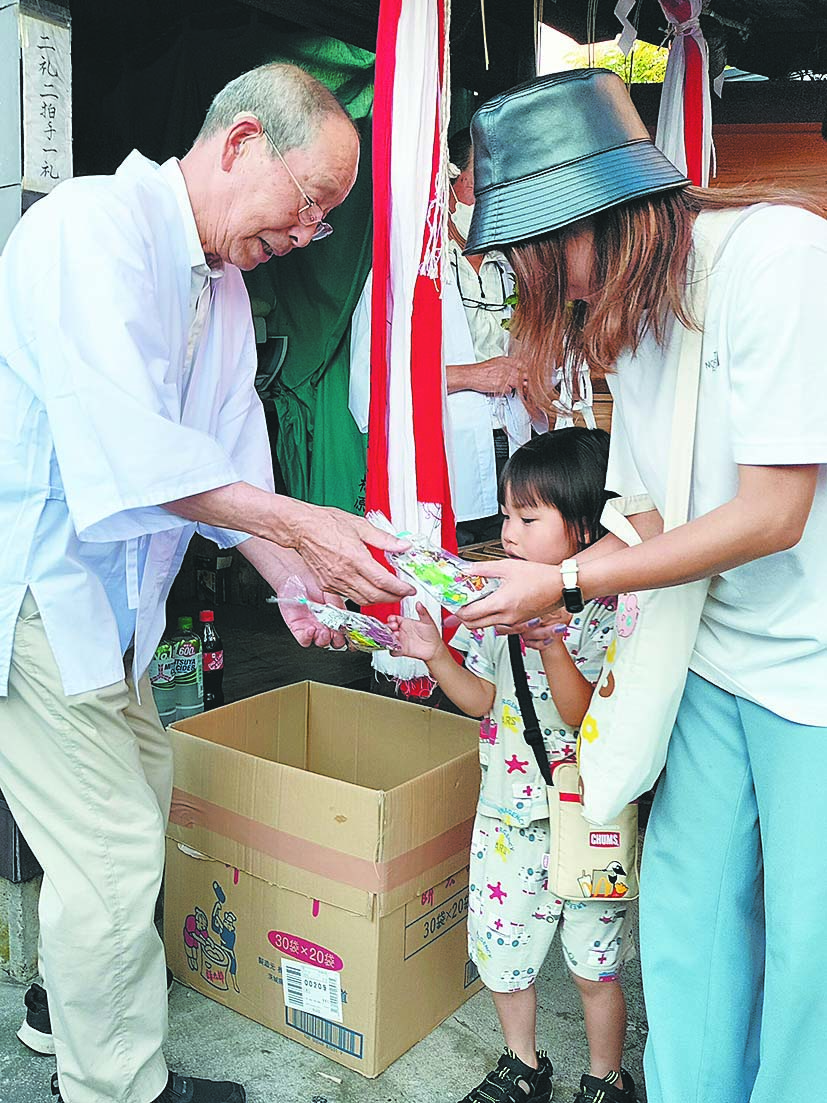 湊の水神宮まつり 参拝者にはおこもつ（お菓子の袋詰め）が手渡される