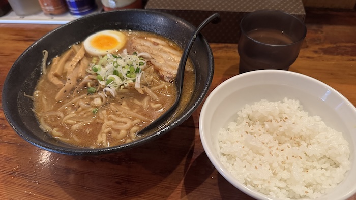 「ラーメン ひろや」味噌ラーメンとライス