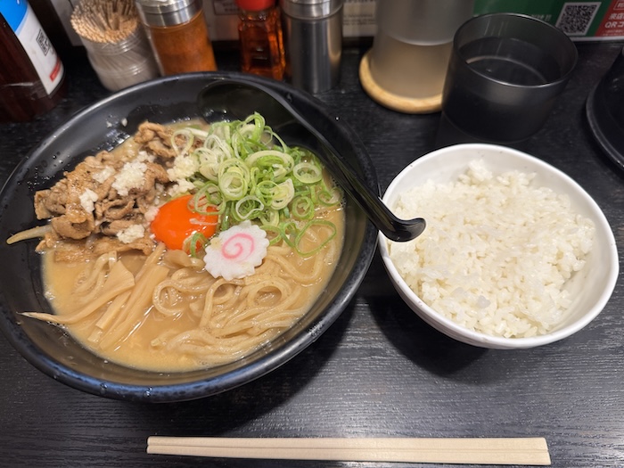 肉汁おとど食堂　肉玉そば並盛 ライス