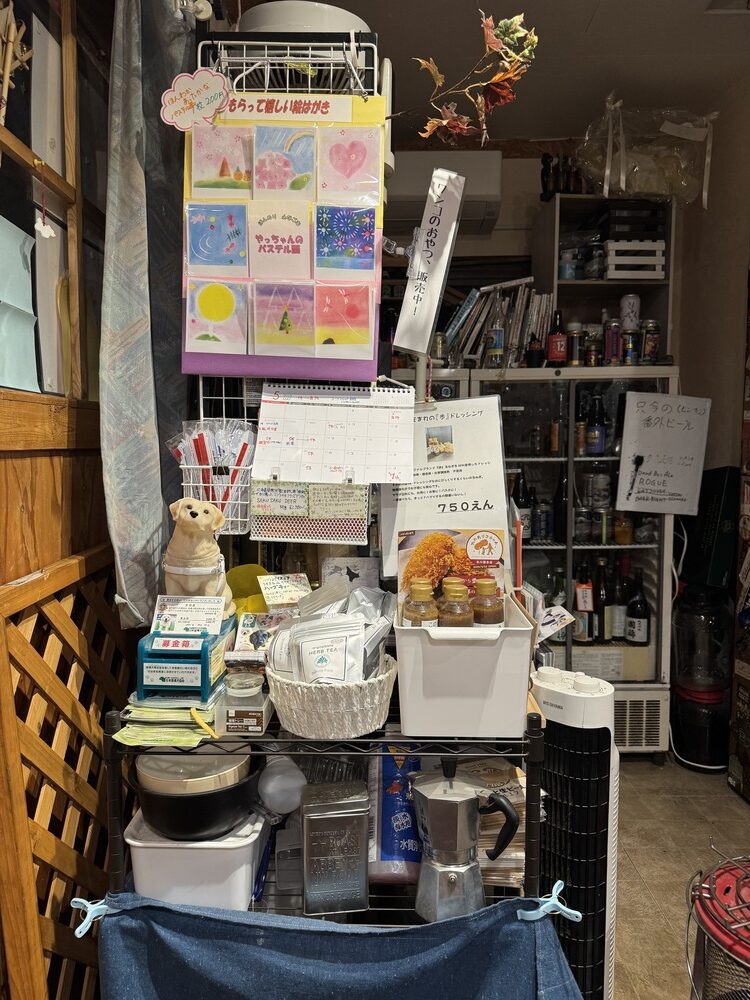 BAHAMA 店内の様子（ワンちゃんのごはん販売）