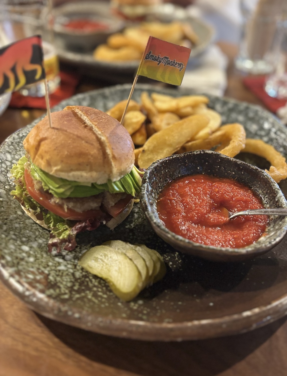 「Smoky Monkey＆More」看板メニューの燻製ハンバーガ