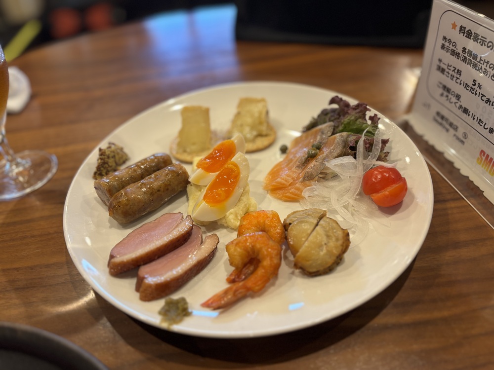 「Smoky Monkey Hamburger＆More」燻製の盛り合わせ
