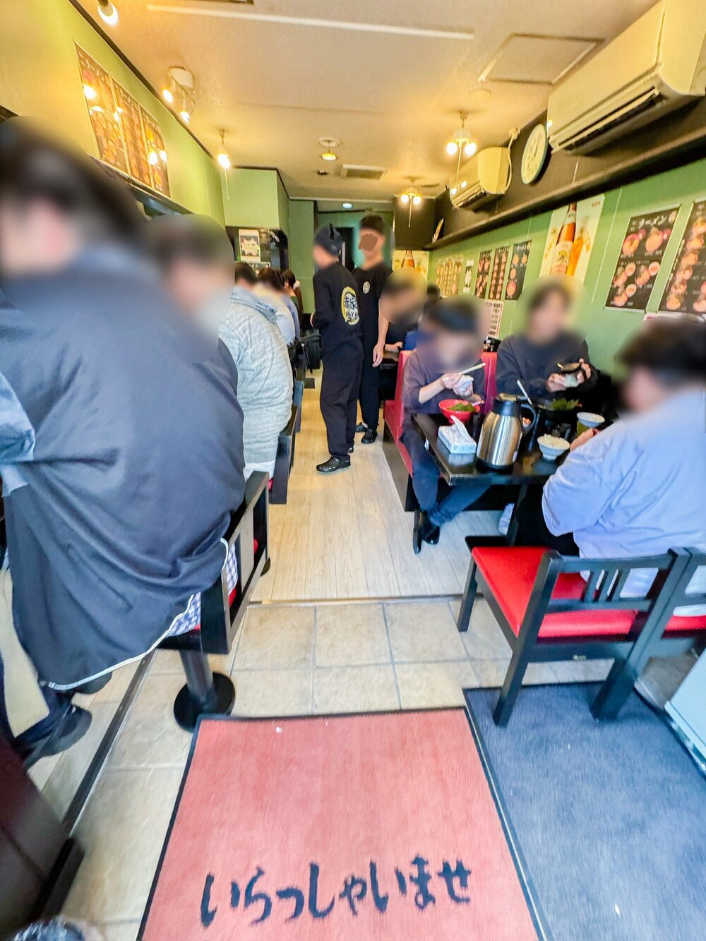「赤家（AKAYA・あかや）」店内の様子