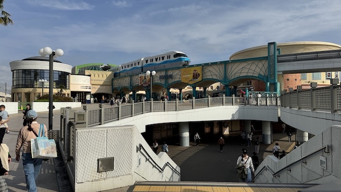 舞浜駅前