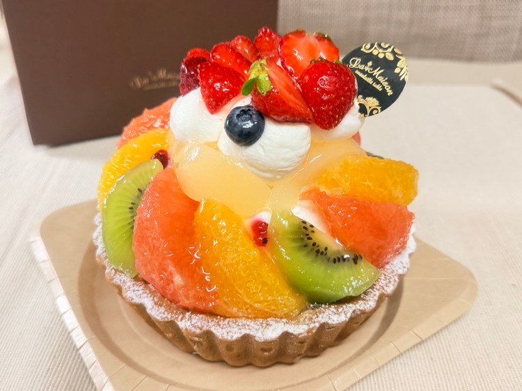 ショーケースに並ぶ色鮮やかなタルトに目を奪われる!「ラ・メゾン アンソレイユターブル パティスリー」【市川】