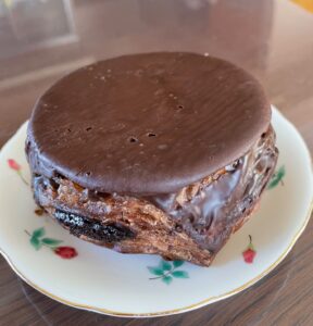 ファミマの「本気のチョコがけパン」