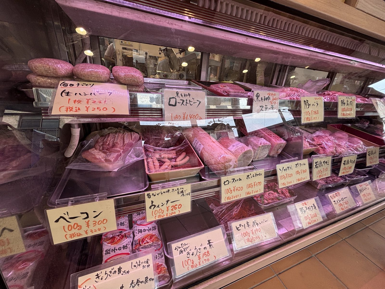 【市川】地元で愛され50年!宮久保商店街「肉のイズミヤ」の揚げたて絶品コロッケを実食!【商店街食べ歩きグルメ】