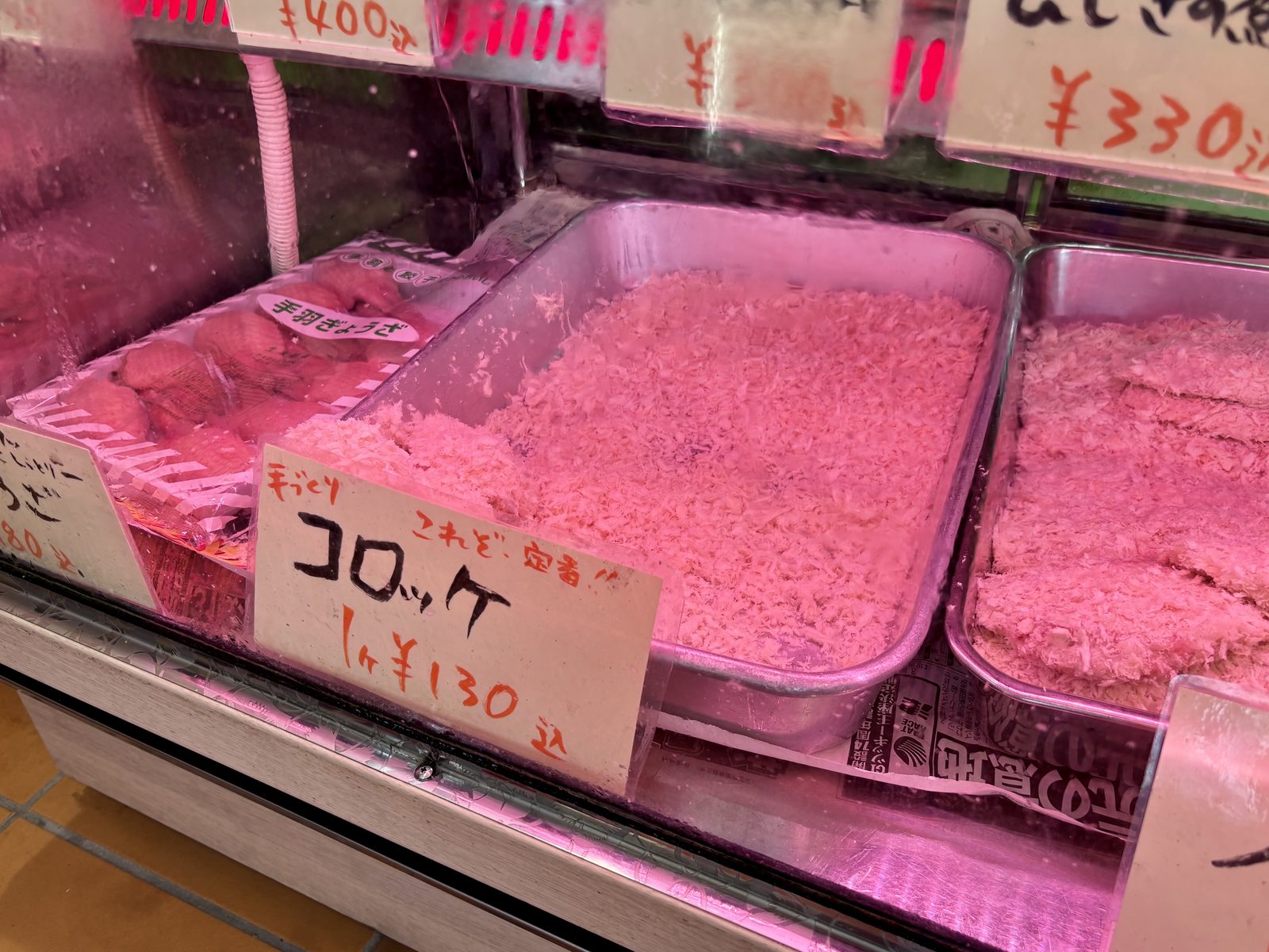 【市川】地元で愛され50年!宮久保商店街「肉のイズミヤ」の揚げたて絶品コロッケを実食!【商店街食べ歩きグルメ】