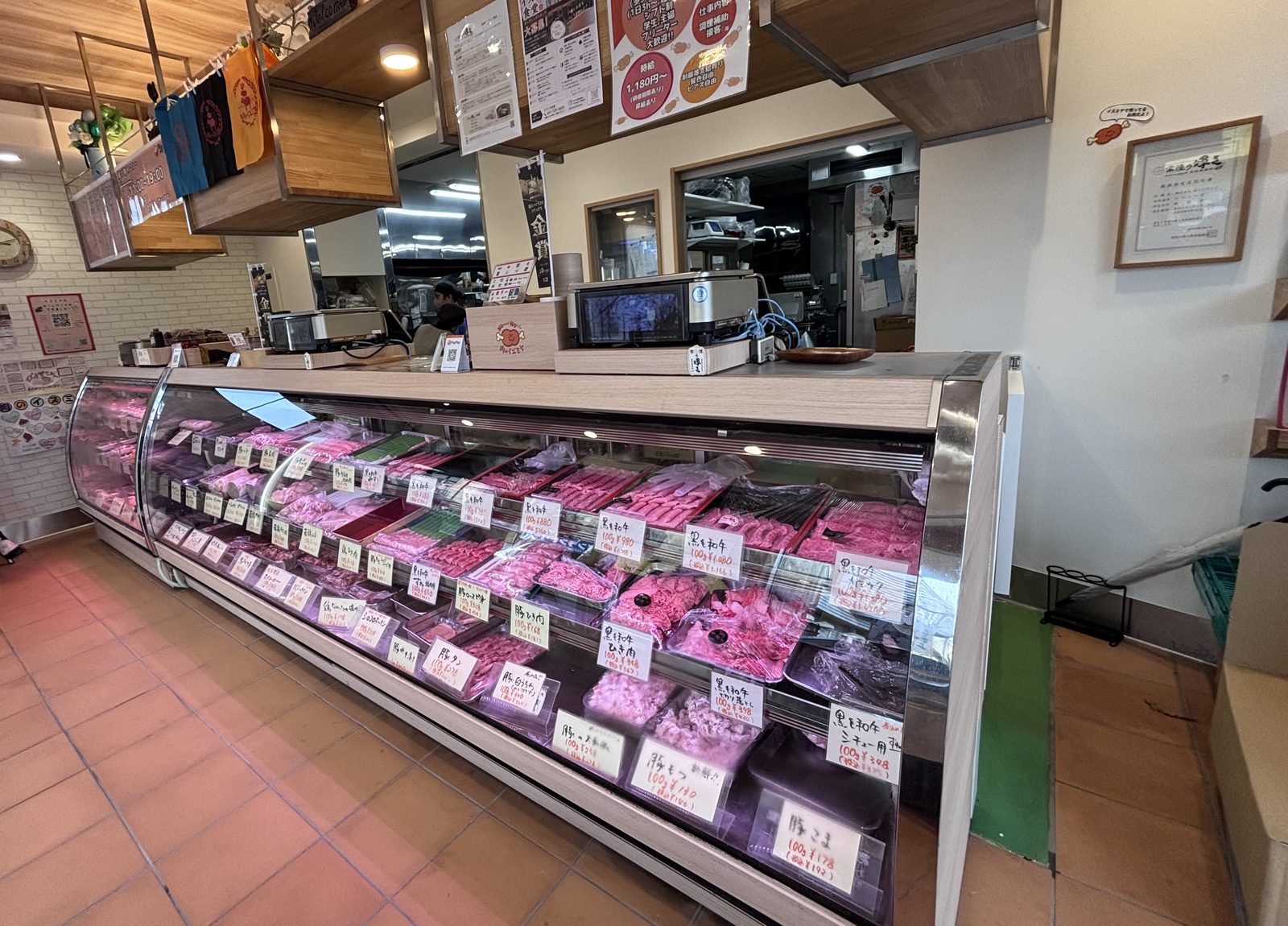 【市川】地元で愛され50年!宮久保商店街「肉のイズミヤ」の揚げたて絶品コロッケを実食!【商店街食べ歩きグルメ】