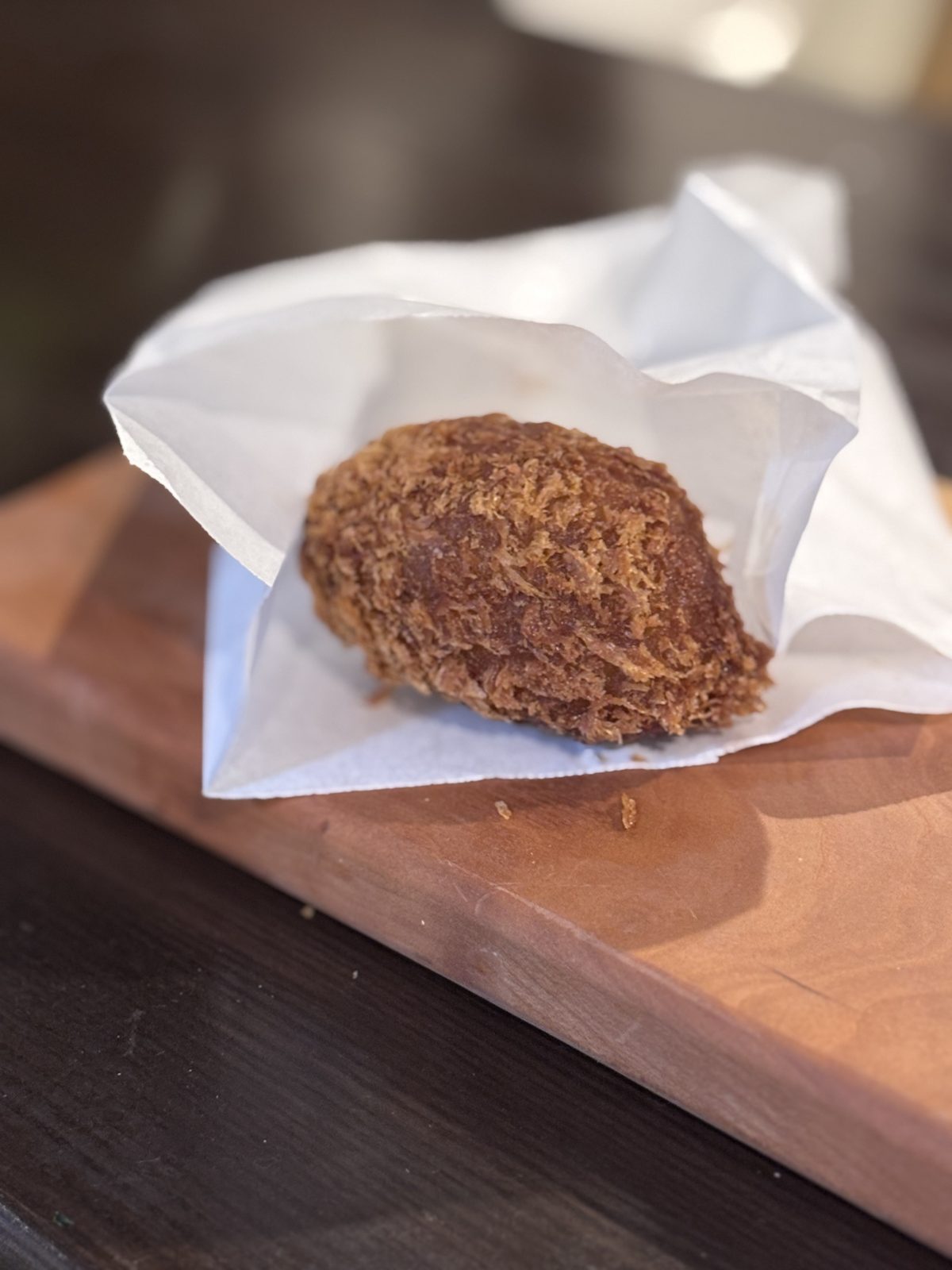 【市川】地元で愛され50年!宮久保商店街「肉のイズミヤ」の揚げたて絶品コロッケを実食!【商店街食べ歩きグルメ】