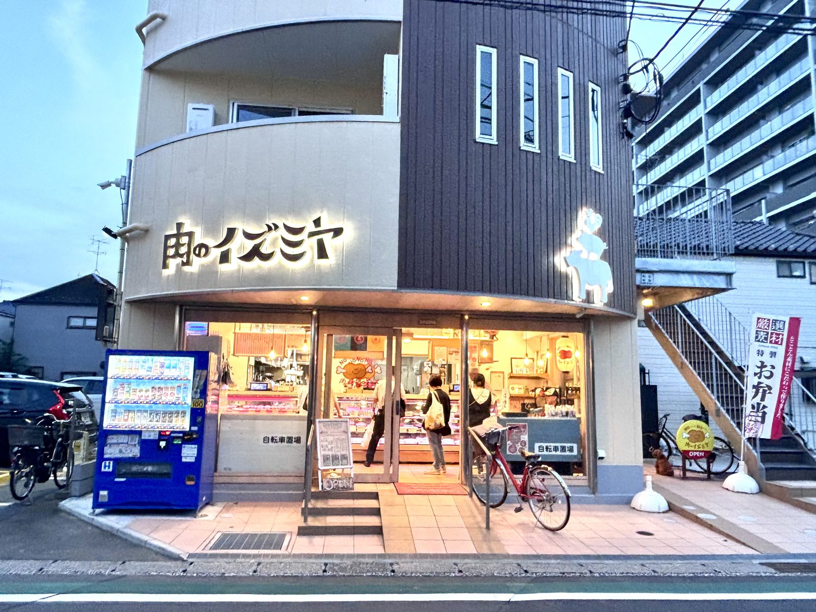 【市川】地元で愛され50年!宮久保商店街「肉のイズミヤ」の揚げたて絶品コロッケを実食!【商店街食べ歩きグルメ】