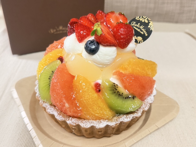ショーケースに並ぶ色鮮やかなタルトに目を奪われる!「ラ・メゾン アンソレイユターブル パティスリー」【市川】
