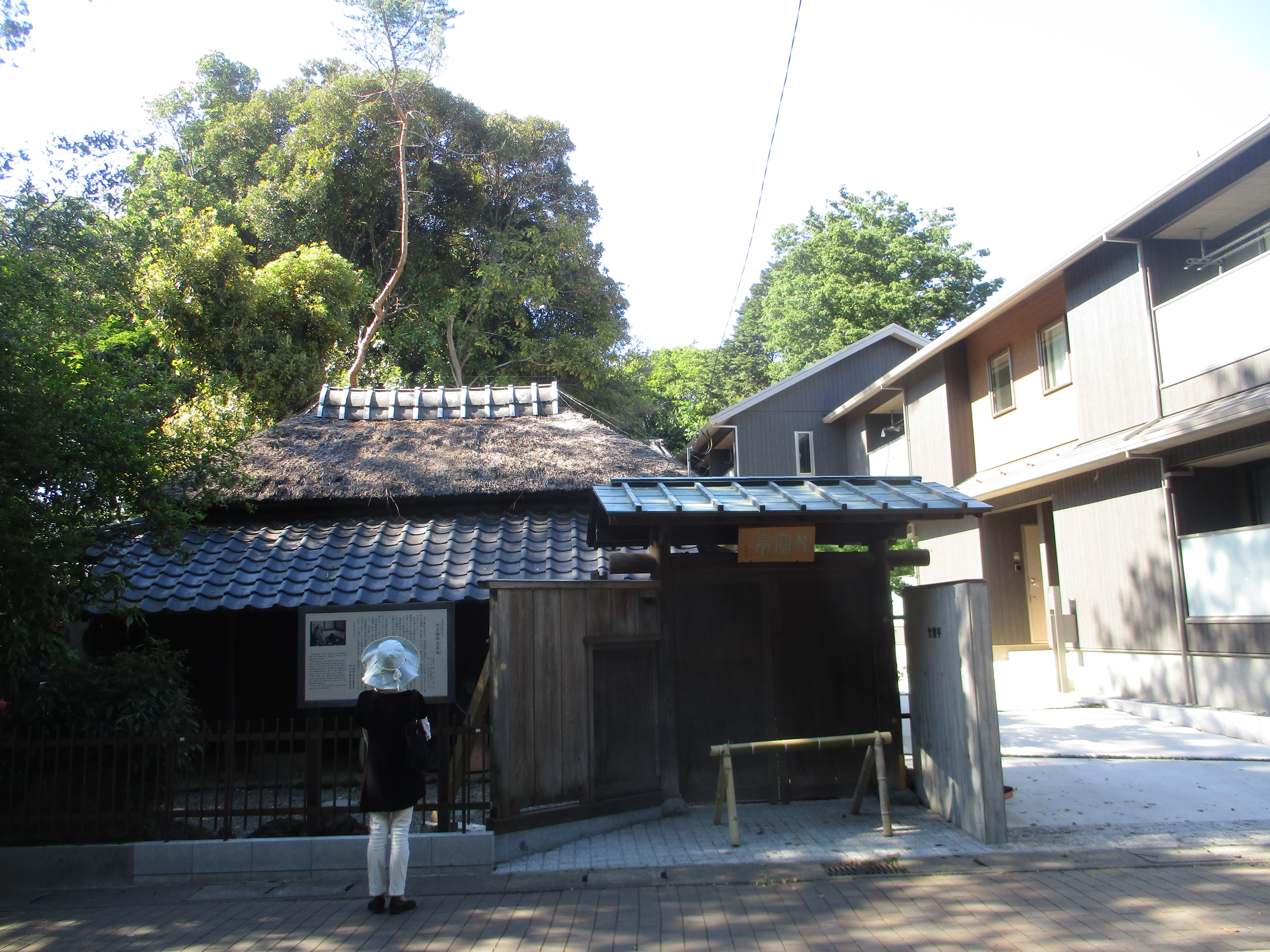 式正織部流茶道の隣の住宅