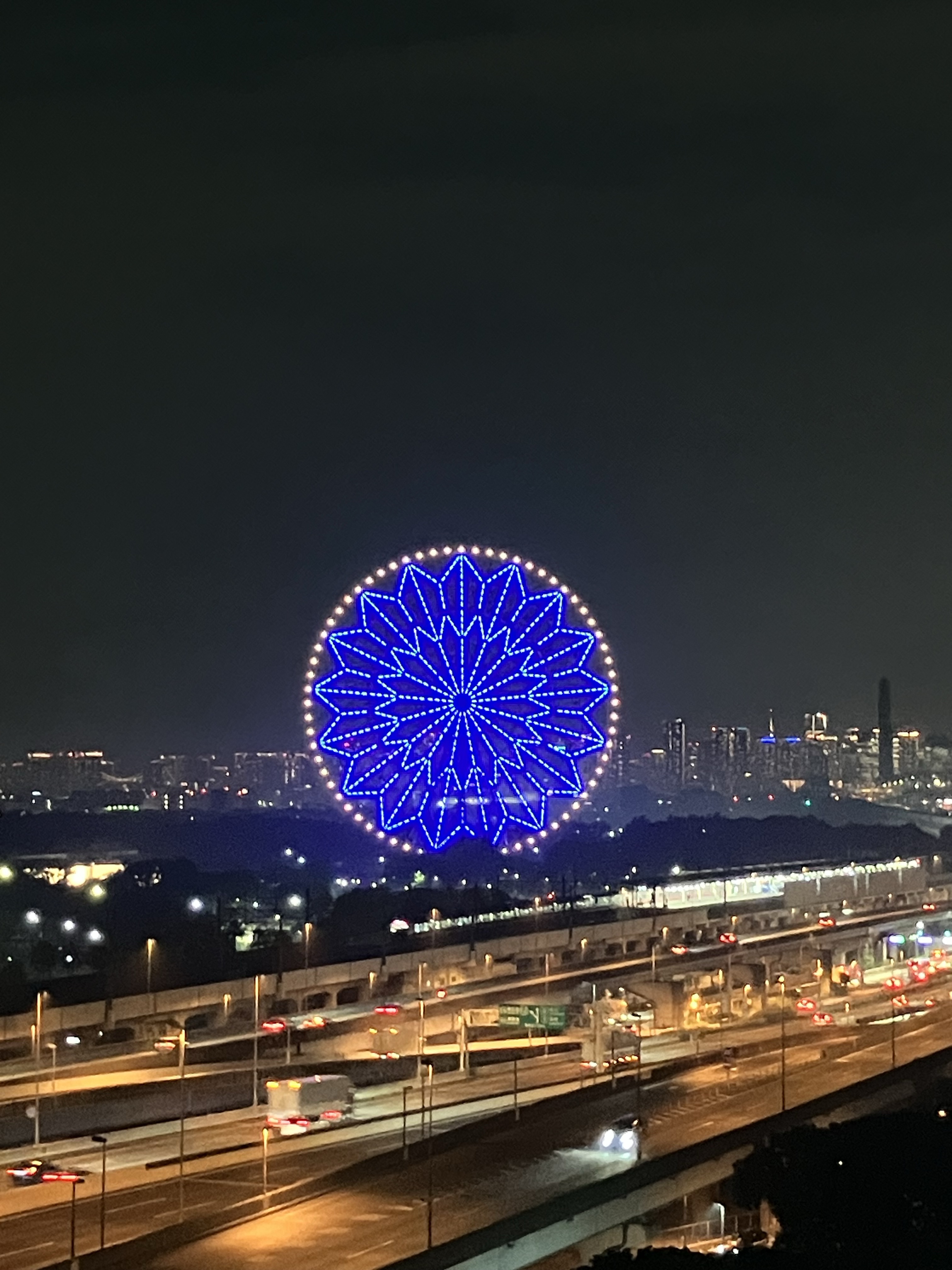 きれいに輝く観覧車