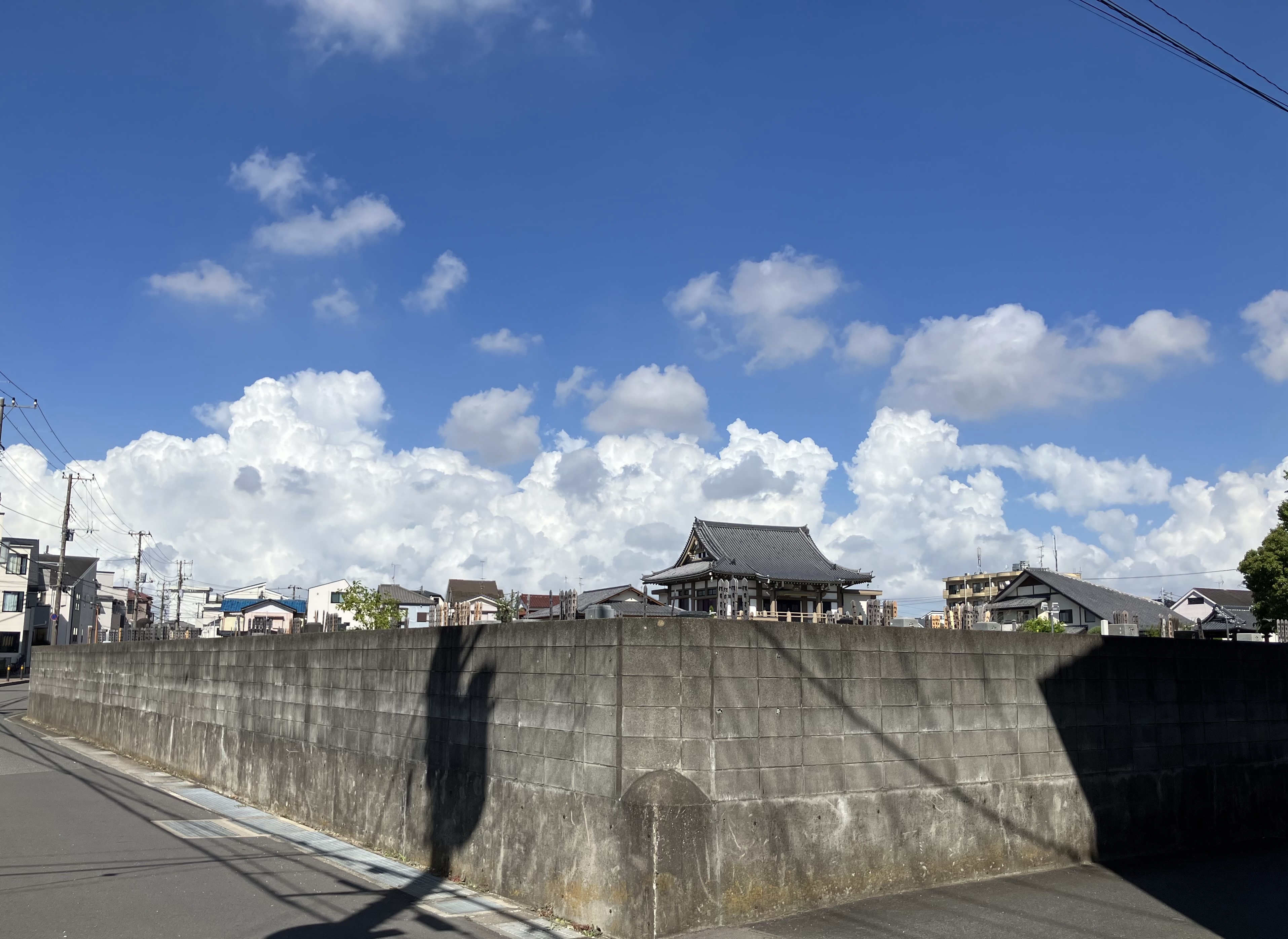 夏の空に広がるもくもくの入道雲（2）