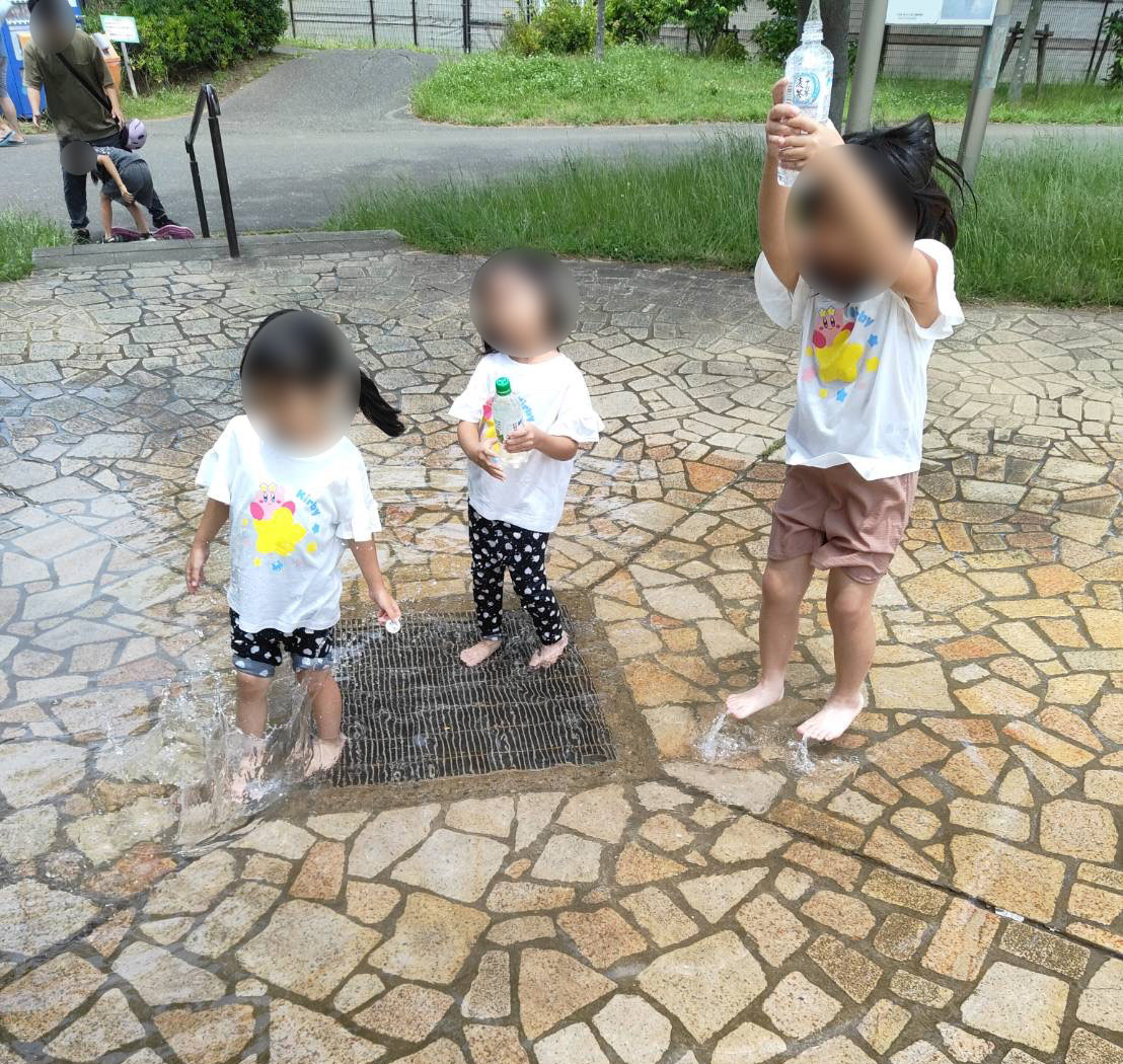 広尾防災公園で水遊びを楽しむ子どもたち