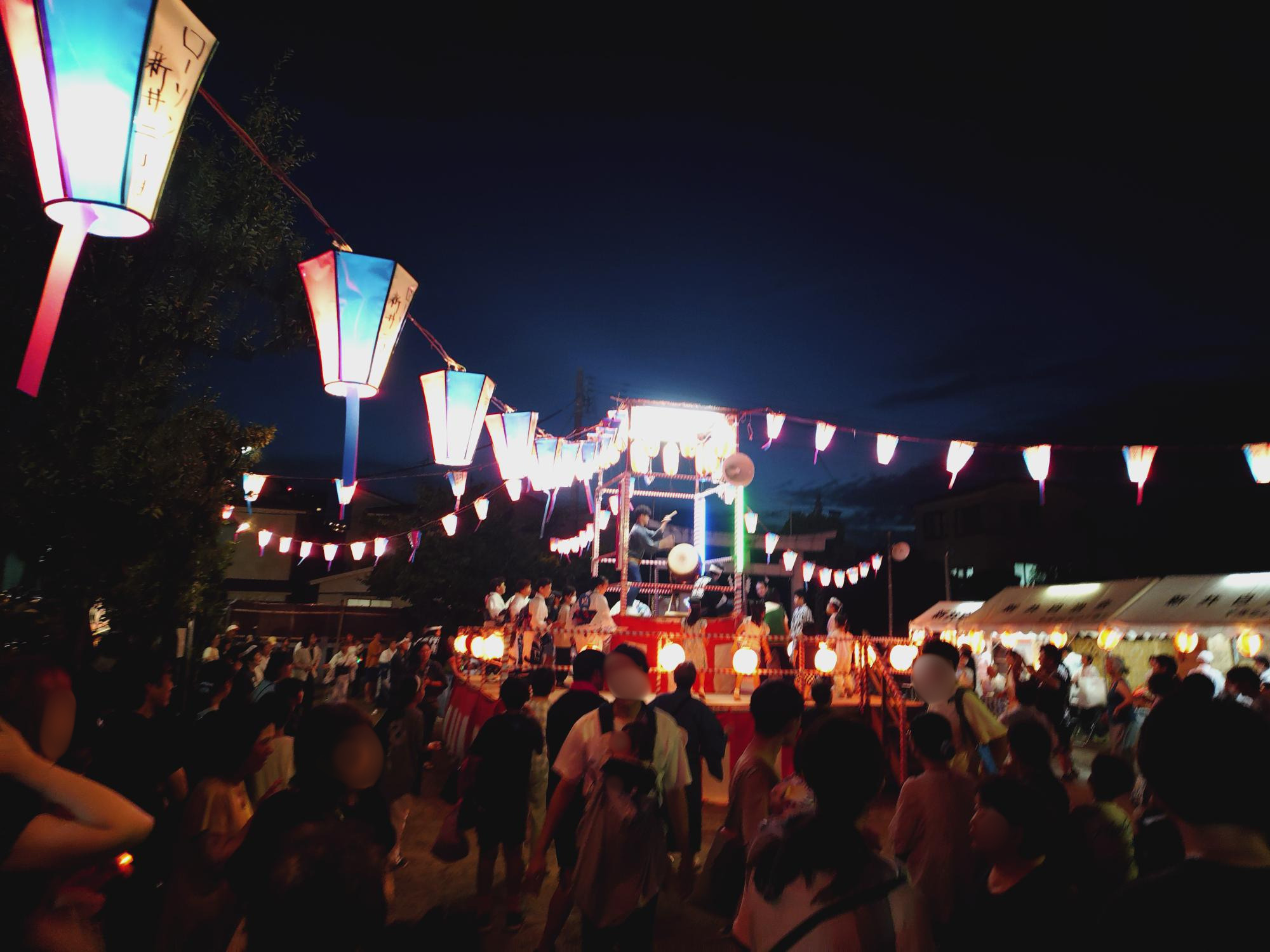 盆踊り大会の会場周辺に並ぶ露店