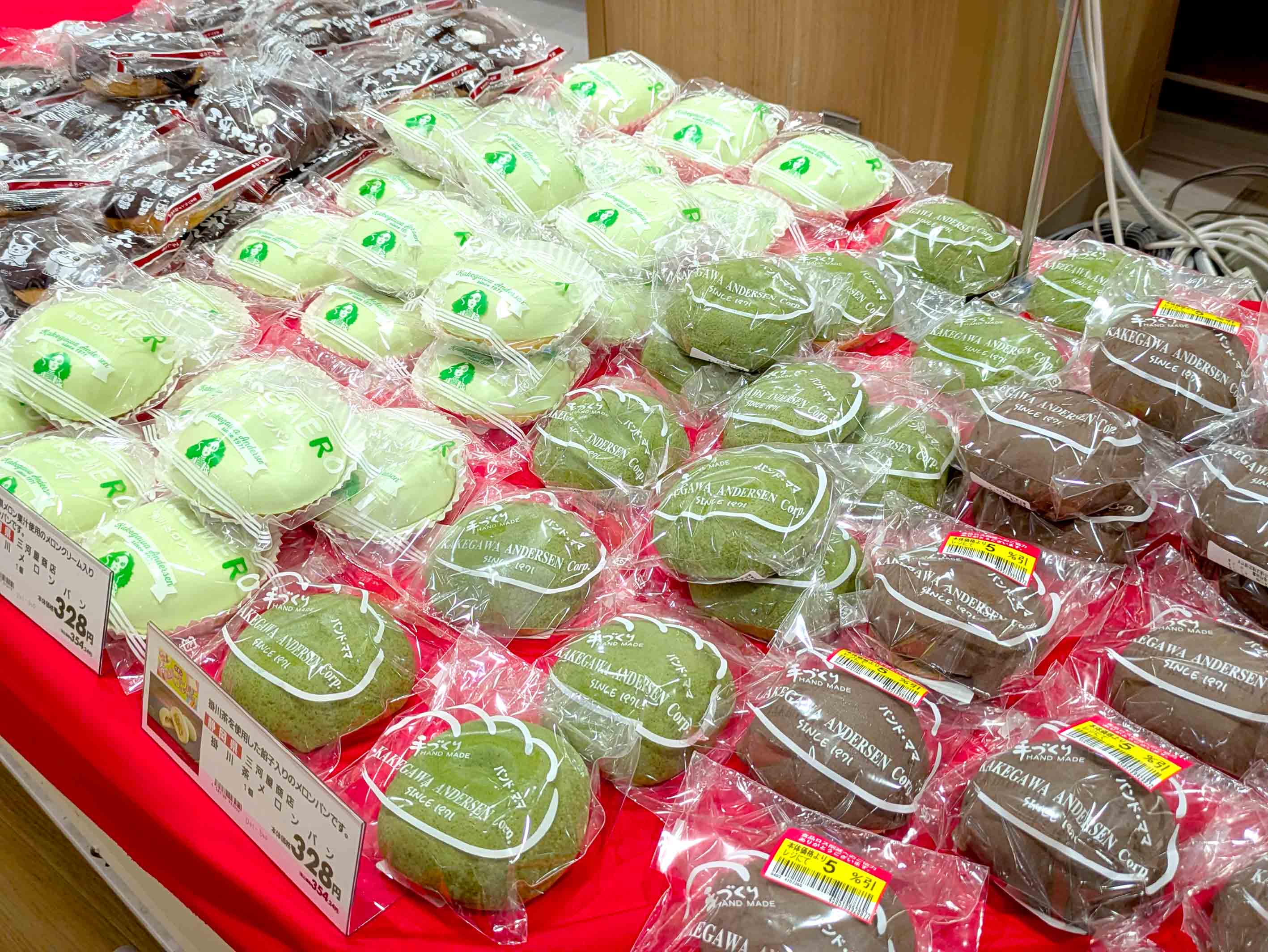 ご当地パンの陳列